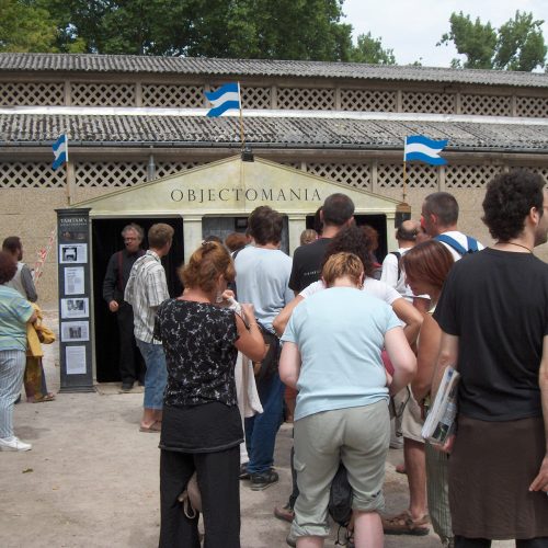 Drukte voor de tent bij Chalons dans la Rue